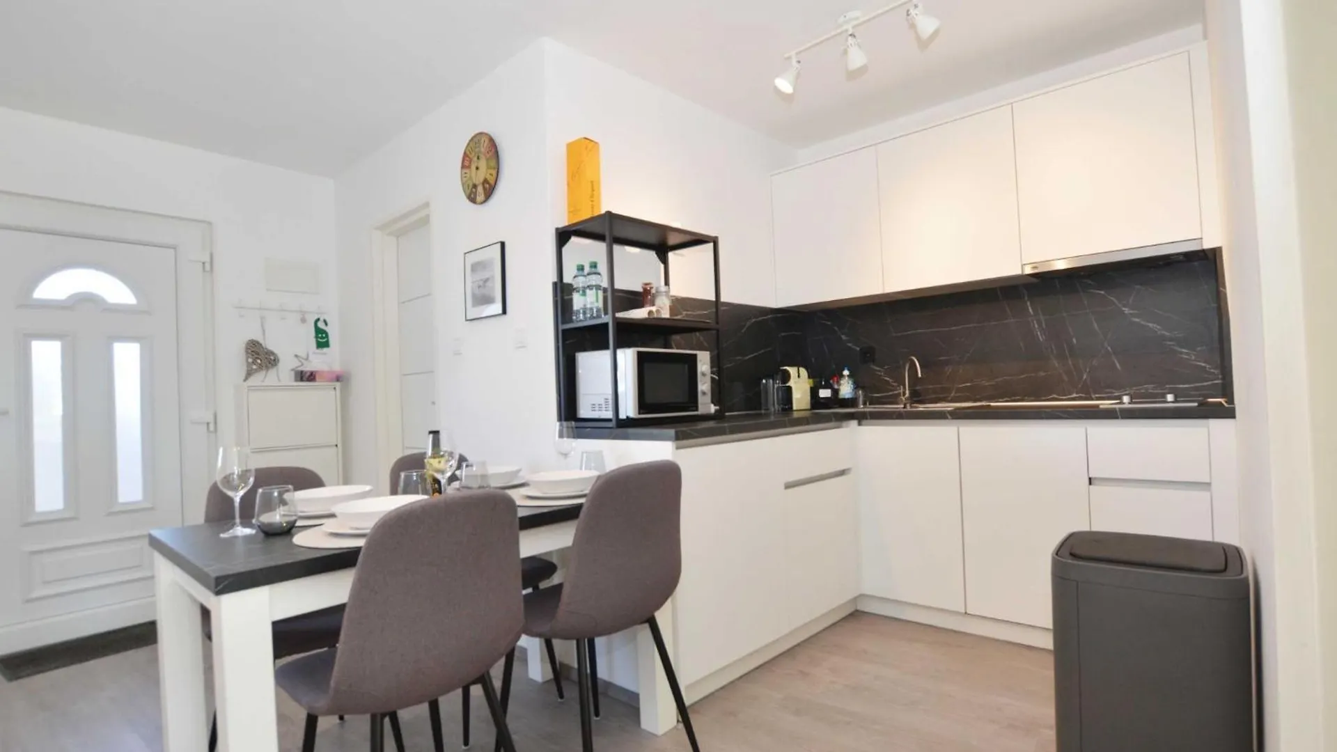 Tranquil And Bright Apartment With Loggia Rovinj