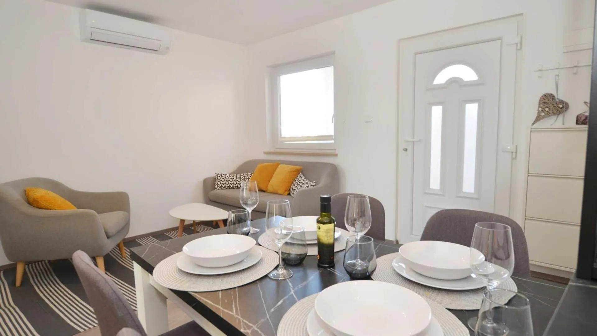 Tranquil And Bright Apartment With Loggia Rovinj