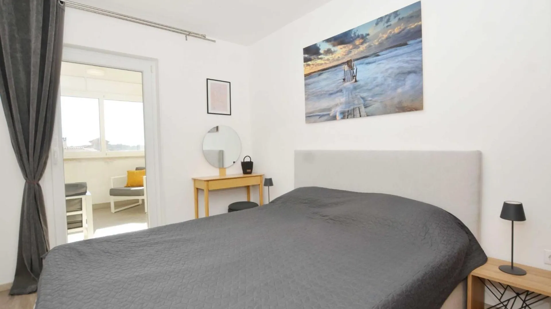 Tranquil And Bright Apartment With Loggia Rovinj