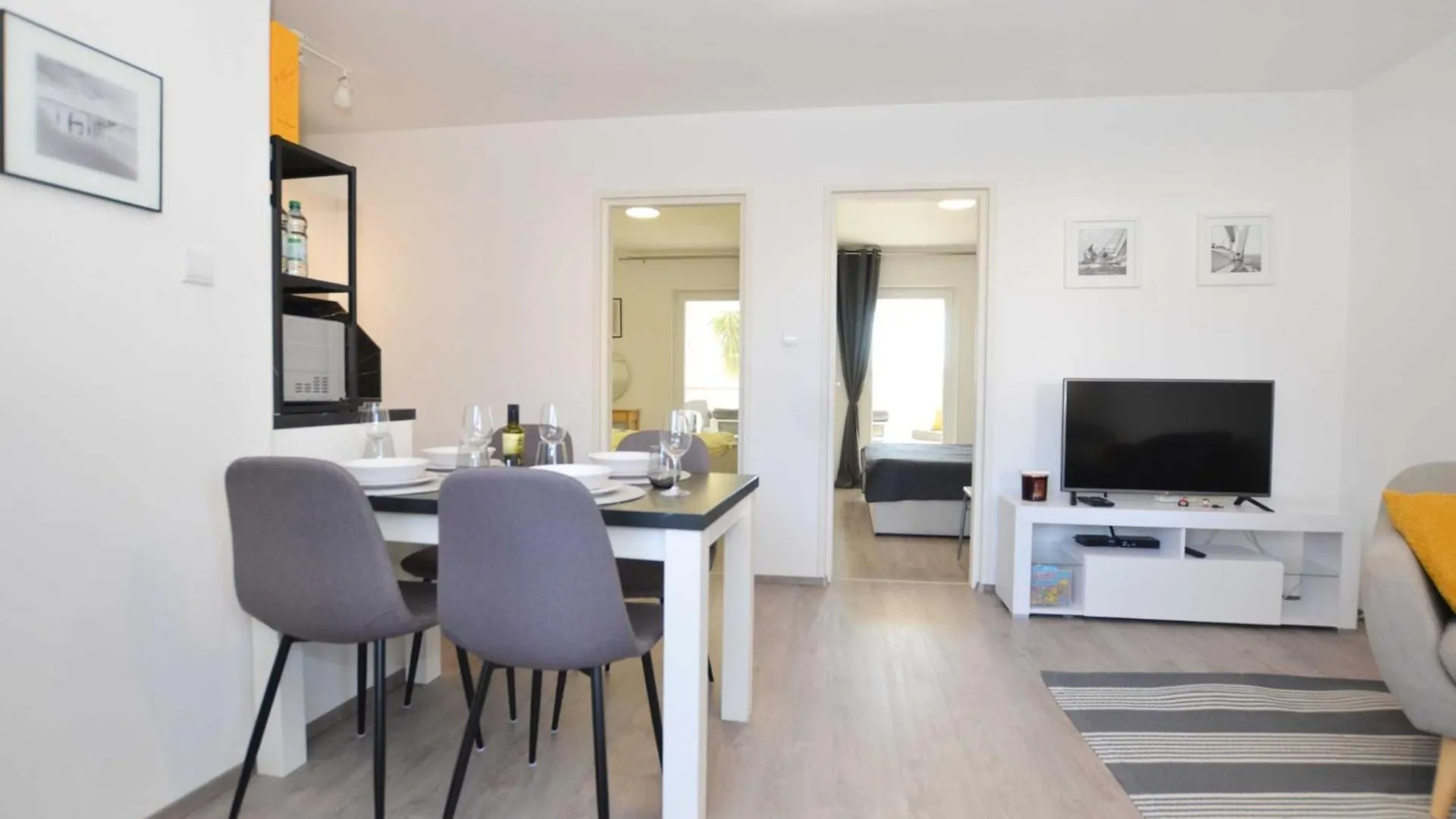 Tranquil And Bright Apartment With Loggia Rovinj