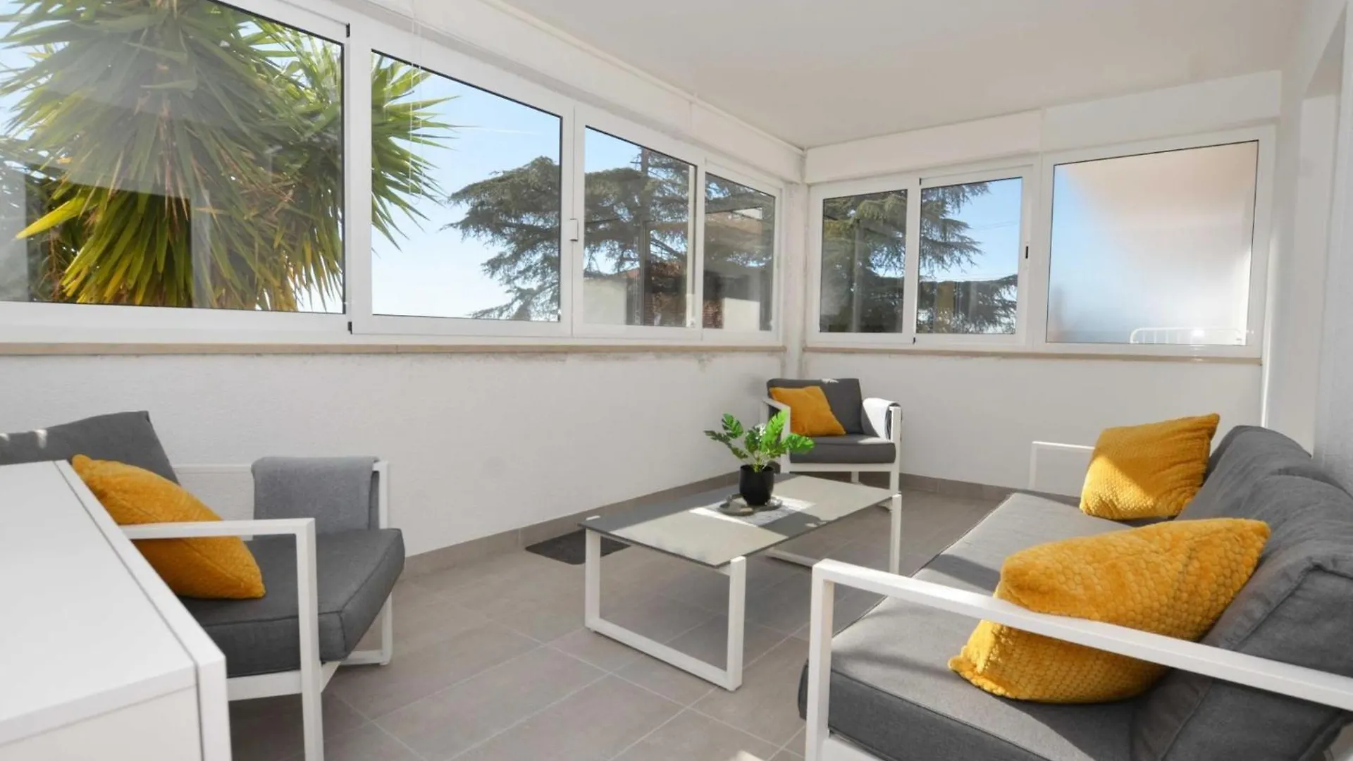 Tranquil And Bright Apartment With Loggia Rovinj