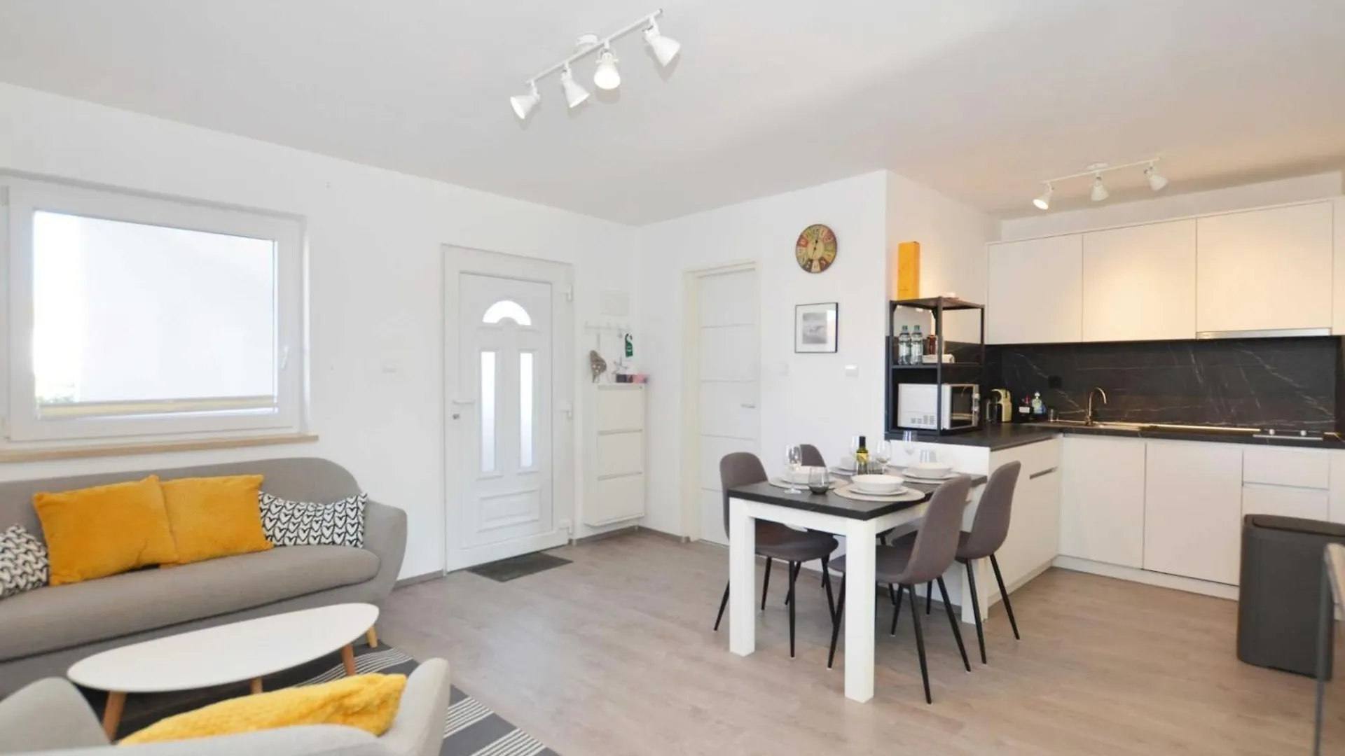 Tranquil And Bright Apartment With Loggia Rovinj